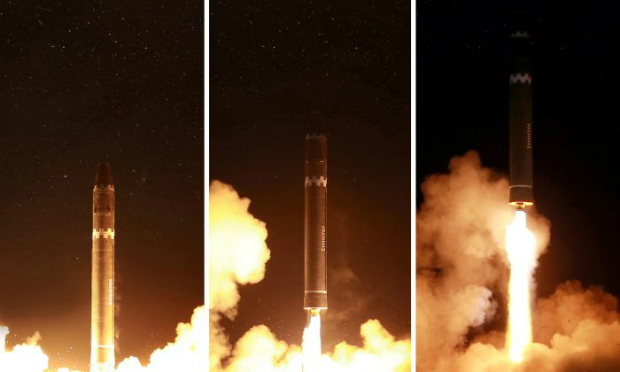 Míssil balístico intercontinental de longo alcance chamado Hwasong-15, da Coreia do Norte, lançado em 28 de novembro de 2017. O regime comunista do ditador Kim Jong-un afirma que o míssil é capaz de transportar uma ogiva nuclear miniaturizada, assim como a que afirma ter testado em 3 de setembro de 2017. Testes foram feitos em Punggye-ri (KCNA)