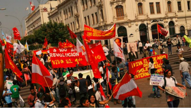 Manifestação nas ruas de Lima lideradas pelo "Patria Roja", o Partido Comunista do Peru