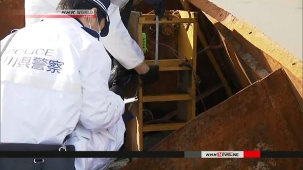 Peritos examinam o navio-fantasma norte-coreano com sete corpos humanos em decomposição encontrados em 10 de janeiro de 2018 à deriva na costa do Japão (Captura de tela de TV Asahi)