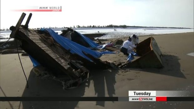 A sombria embarcação proveniente da Coreia do Norte encontrada em Kanazawa no dia 10 de janeiro de 2018 com sete cadáveres (Captura de tela de TV Asahi)