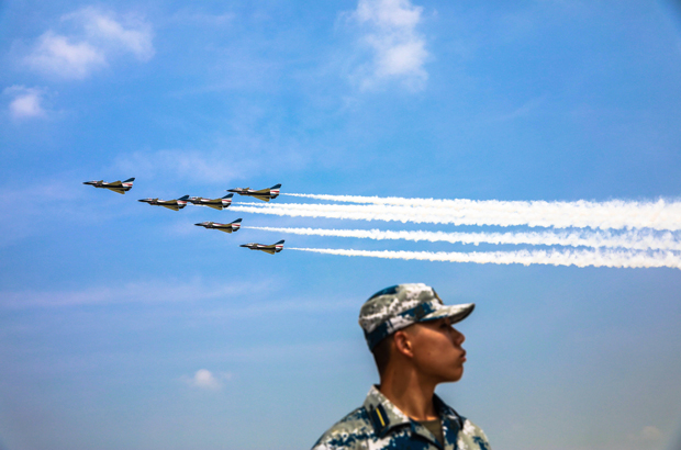 China, dissuasão nuclear, Estados Unidos, Rússia, corrida armamentista - A Equipe Bayi de Acrobacia Aérea da China faz uma exibição nos céus durante Dia da Aviação da Força Aérea do Exército da Libertação Popular na cidade de Changchun, Nordeste da China, em 13 de agosto de 2017 (STR/AFP/Getty Images)