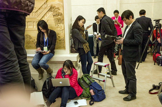 China, Partido Comunista Chinês, jornalismo, censura, liberdade de imprensa - Jornalistas chineses trabalham do lado de fora do Grande Salão do Povo em Pequim durante a 3ª sessão do 12º Congresso Popular Nacional em 9 de março de 2015 (Fred Dufour R/AFP/Getty Images)