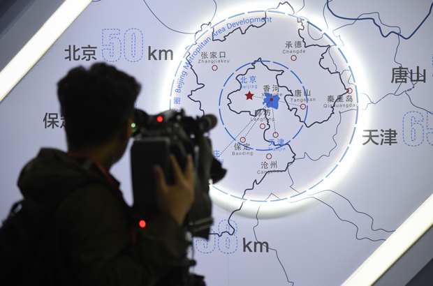 China, repórter, jornalismo, risco de morte, violência, liberdade de imprensa, censura - Um jornalista filma um mapa de Pequim e da província de Hebei em 22 de outubro de 2017 (Wang Zhao/AFP/Getty Images)
