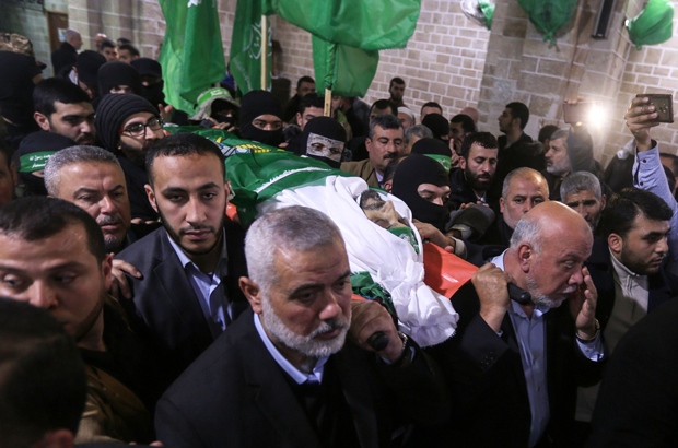 Hamas, Imad al-Alami, suicídio, islã, Irã, Gaza, Palestina, terrorismo - O líder palestino do Hamas, Ismail Haniya (centro-esq.), carrega o corpo do líder sênior do Hamas, Imad al-Alami, durante seu funeral na mesquita al-Omari na cidade de Gaza em 30 de janeiro de 2018 (Mahmud Hams/AFP/Getty Images)