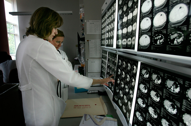 vacina, câncer, tumor, cura, saúde, células T - Médicos examinam imagens de escaneamento de um paciente que está sendo tratado no Kimmel Comprehensive Cancer Center em Johns Hopkins, Baltimore, Estados Unidos, em 15 de agosto de 2005 (Win McNamee/Getty Images)