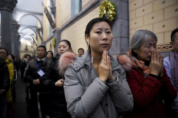 Cristãos chineses assistem a uma missa de Natal em uma igreja católica em Pequimm, em 24 de dezembro de 2016 (Wang Zhao/AFP/Getty Images)