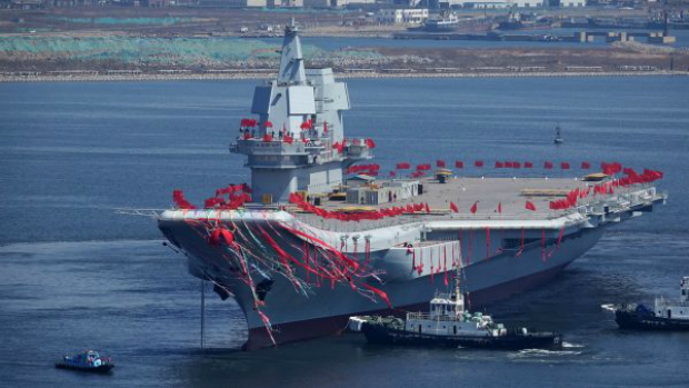 Segundo maior porta-aviões da China, Tipo 001A, durante cerimônia inaugural realizada no estaleiro de Dalian na cidade de Dalian, província de Liaoning, no nordeste da China, em 26 de abril de 2017 (STR/AFP/Getty Images)