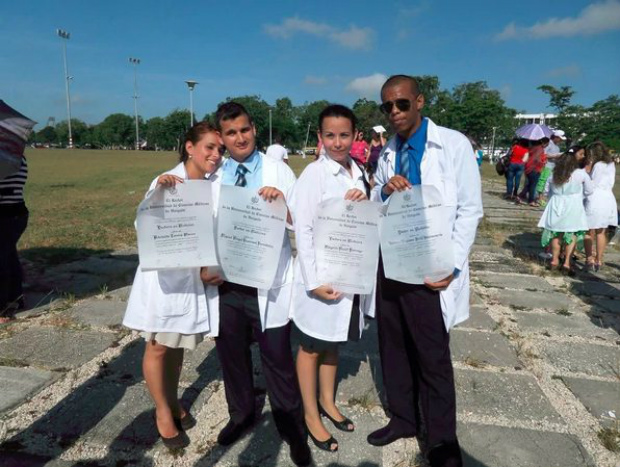 Miguel Guerrero Fernández (o segundo da esquerda para a direita) depois de se tornar médico em Cuba