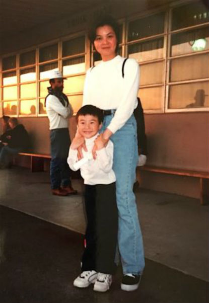 Kathy e seu filho na cerimônia de jardim de infância. (Cortesia de Kathy Ma)
